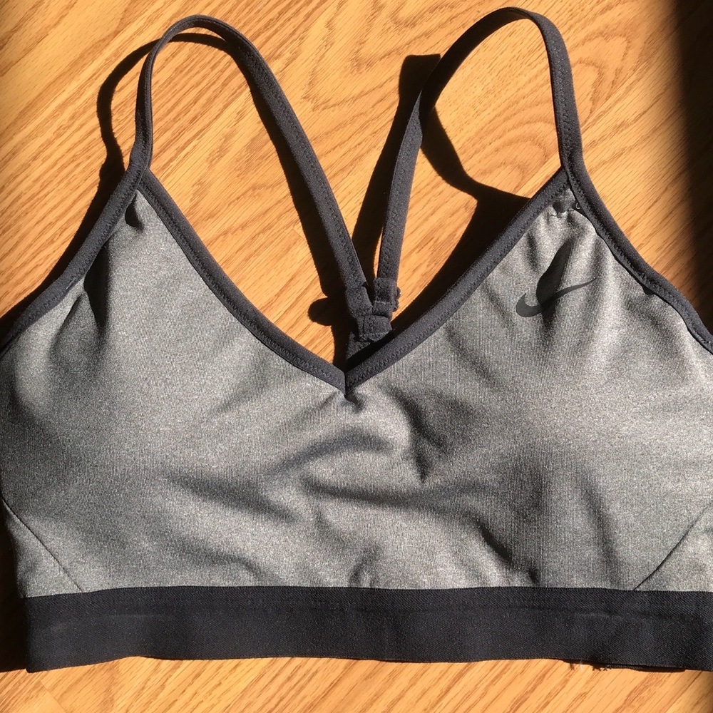 nike lightly lined wireless sports bra!